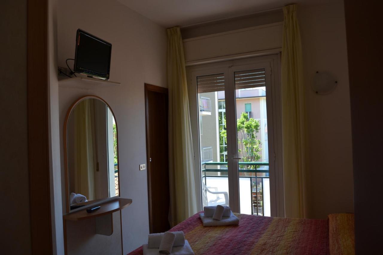 Hotel Apis Rimini Exterior photo